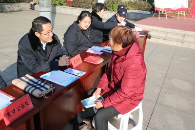 弘揚憲法精神 維護憲法權威——鎮(zhèn)江法院法律咨詢活動紀實